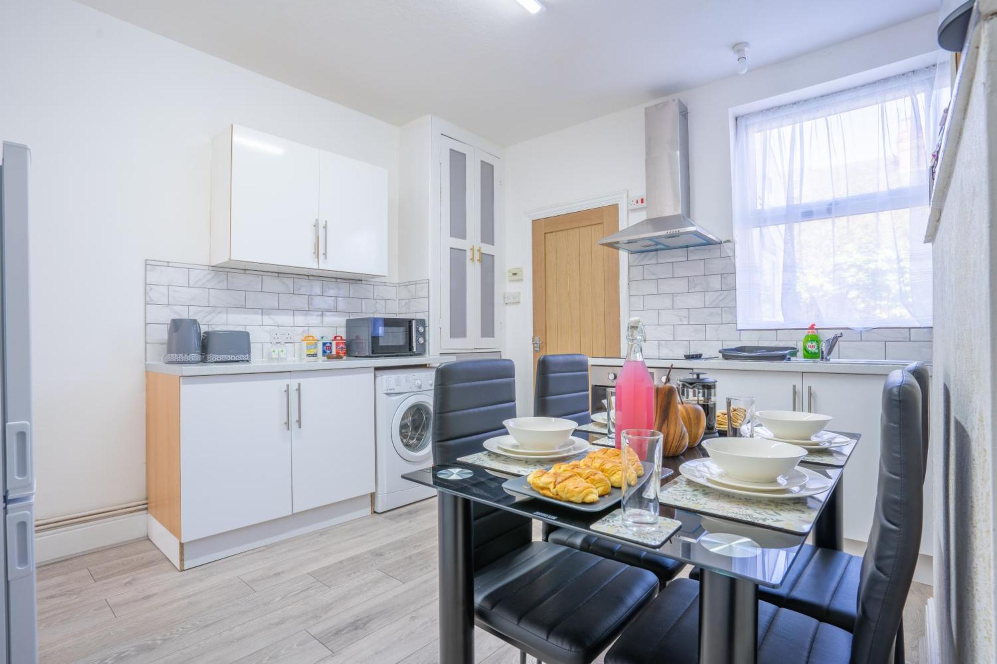 Stayzed E: Stylish City Centre House with Free WiFi and Parking Nottingham Exterior photo